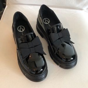 BROWN'S SHOES - THE WISHBONE COLLECTION - BLACK PATENT LOAFERS WITH BOWS - SZ 7